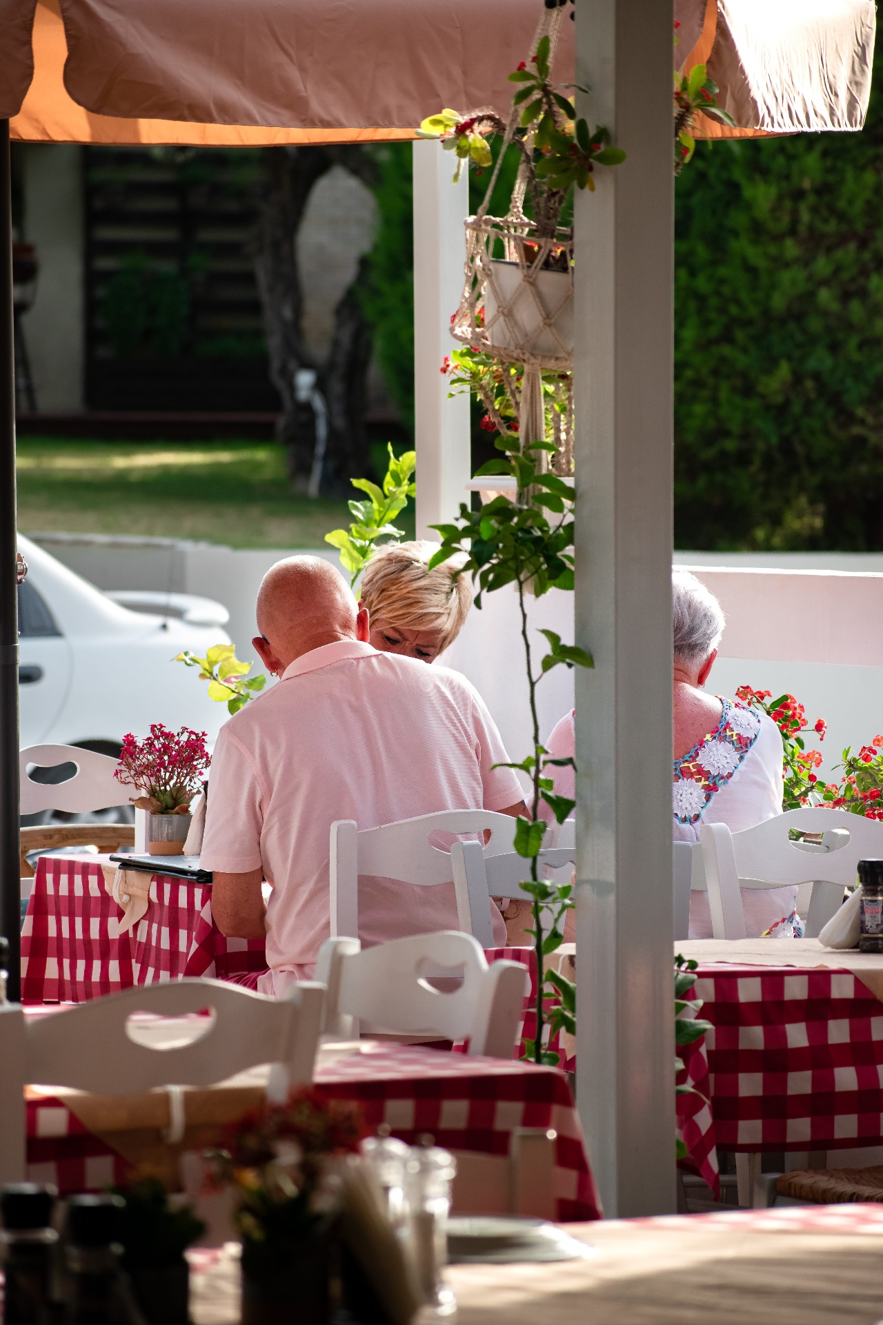 Guests enjoying lunch in the courtyard